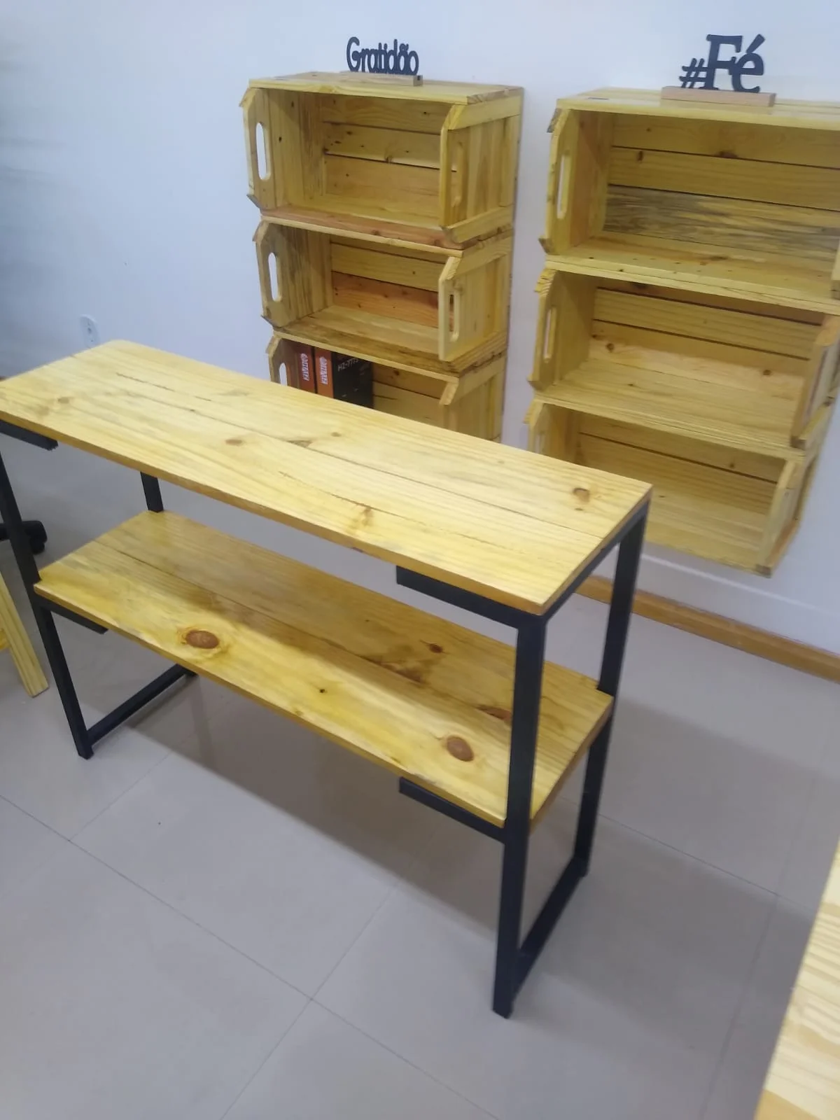 Móvel de madeira reciclada
